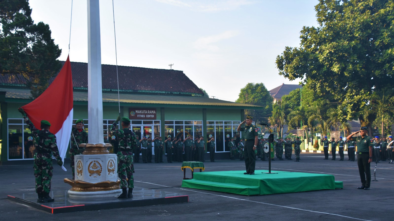 Melaksanakan Upacara Bendera Guna Mantapkan Kualitas Pengabdian